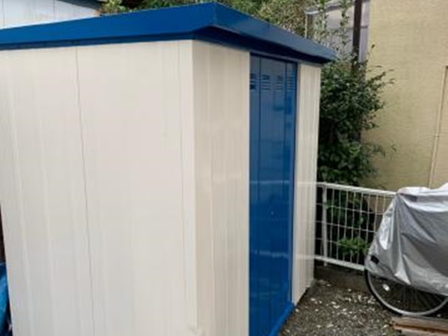 施工前の色で塗り替えた物置