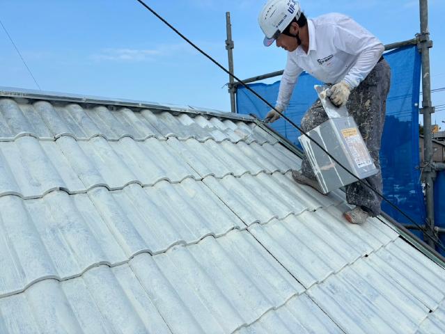 屋根の2回目の下塗り