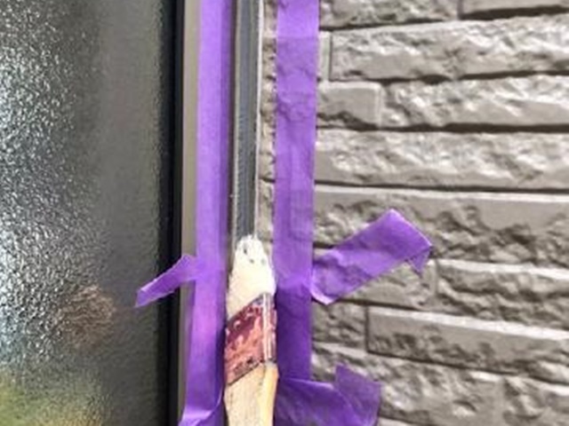 既存シーリングの撤去後のプライマー塗布