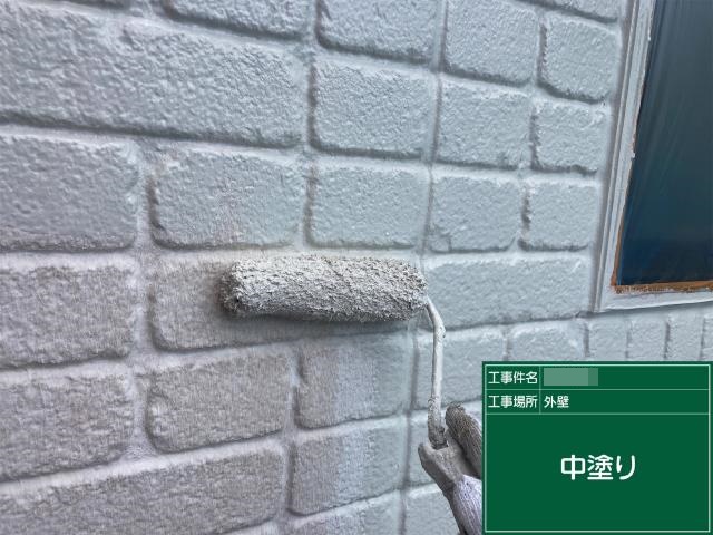 外壁の1回目の上塗り