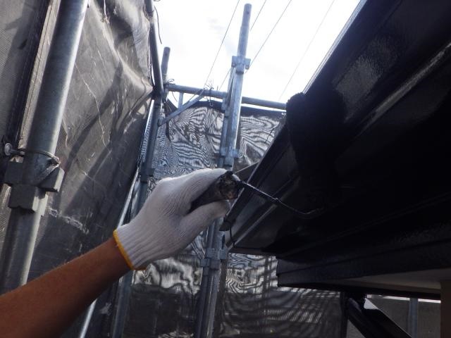軒樋の2回目の上塗り