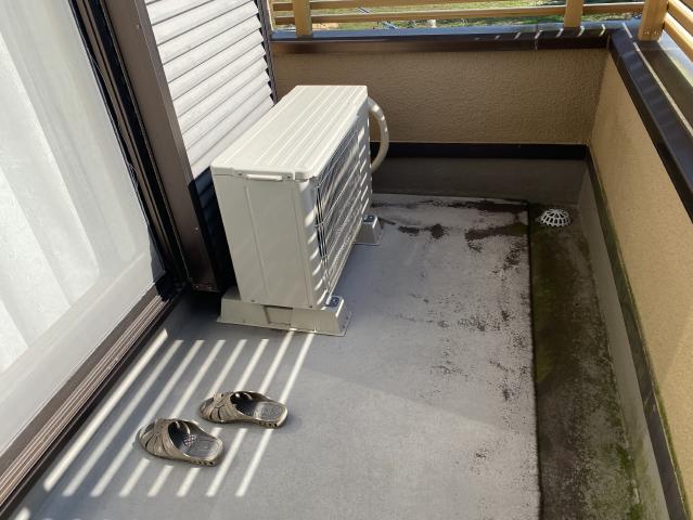 隅に汚れが溜まっていたベランダ