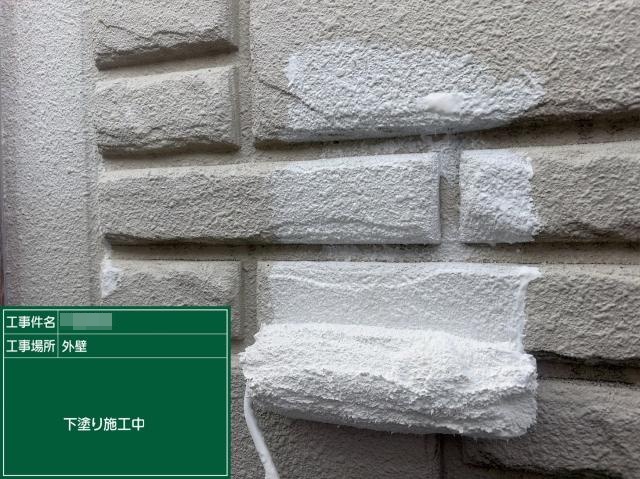 外壁の1回目の下塗り