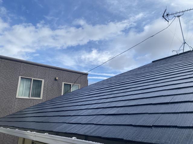 黒一色に塗り替えた屋根