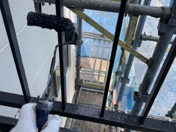 手すりの2回目の上塗り。赤茶色系から黒へ塗り替えました