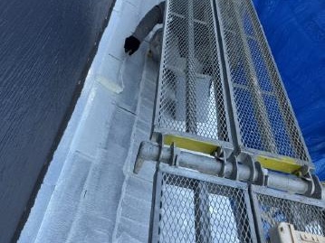 屋根への2回目のシーラー塗布