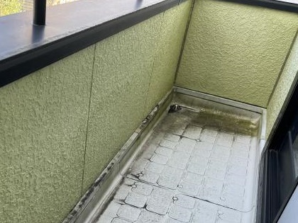 汚れが見られたベランダ
