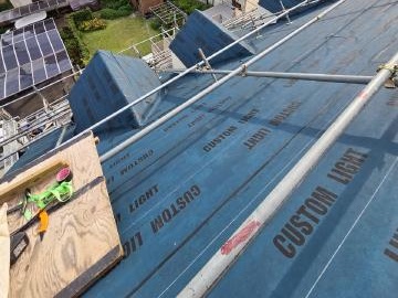 既存屋根にルーフィングを施工します