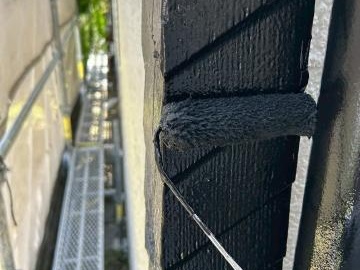 コーナー部分の1回目の上塗り
