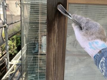 支柱の1回目の上塗り