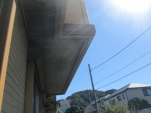 一部に塗膜のはがれが見られた施工前の軒天