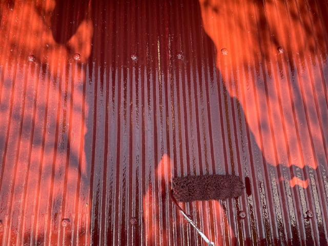 仕上げの上塗りを行っている屋根