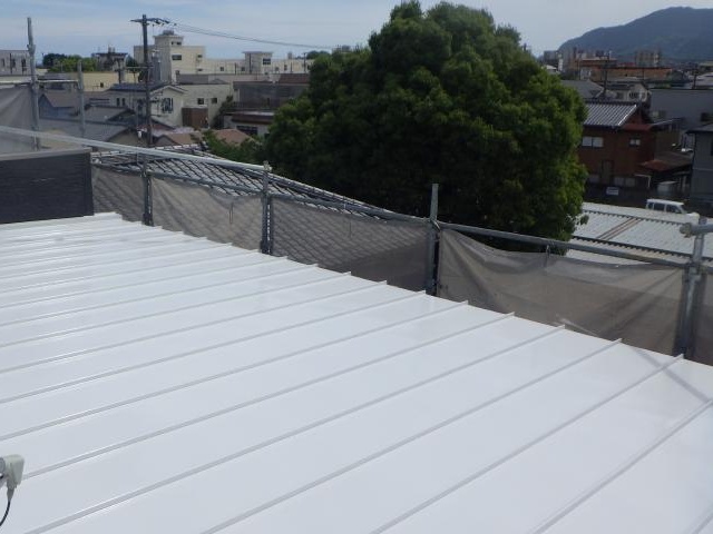 屋根の1回目の上塗り