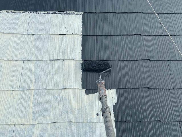 施工前に近いグレーで仕上げる屋根の1回目の上塗り