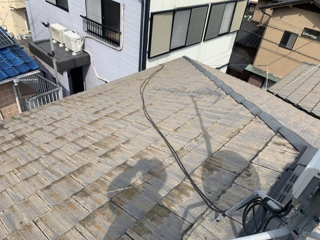 色あせと汚れが見られた施工前の屋根