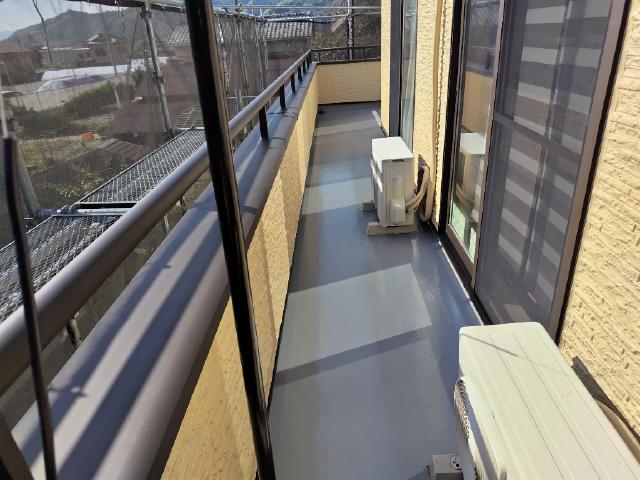 グレーで仕上げたベランダの床