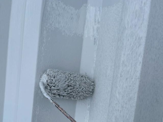 屋根の1回目の上塗り