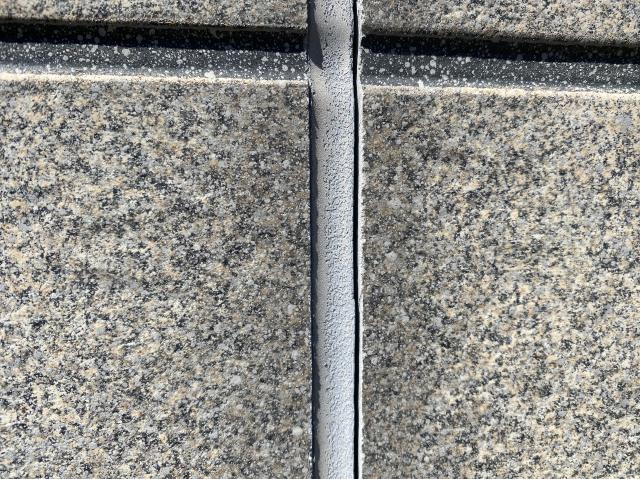 隙間が見られた施工前のシーリング