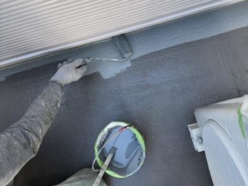 ベランダの1回目の上塗り