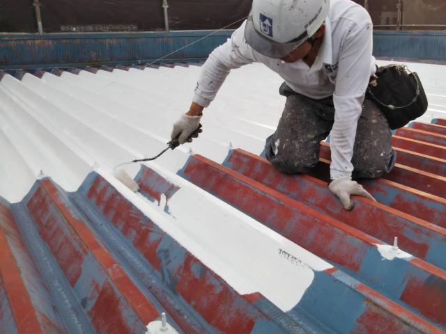 屋根への専用錆止めの塗布
