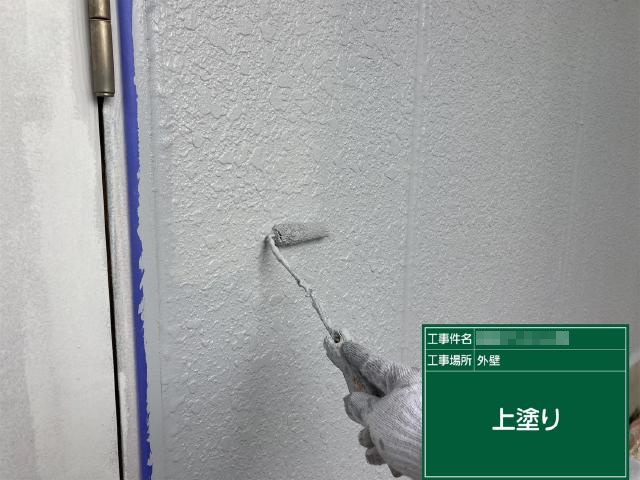 淡いグレーで仕上げた外壁のメイン部分