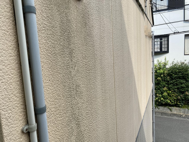 部分的に黒い汚れが見られた外壁