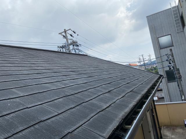 色あせと汚れが見られた屋根