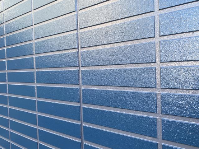 グレーの目地と青を組み合わせた施工後の外壁