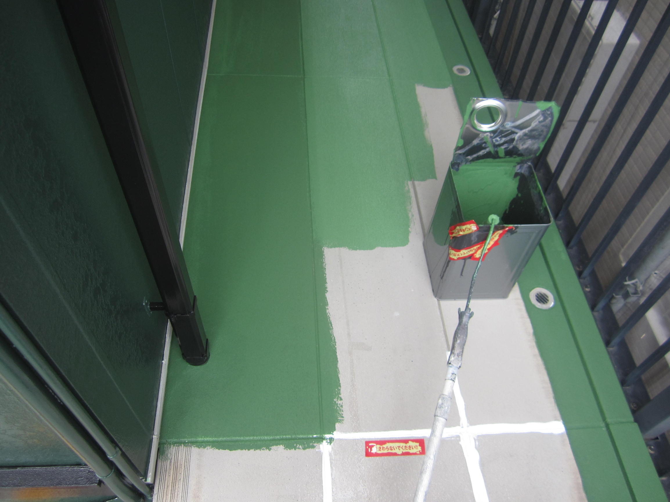 緑で塗装する通路床の1回目の上塗り
